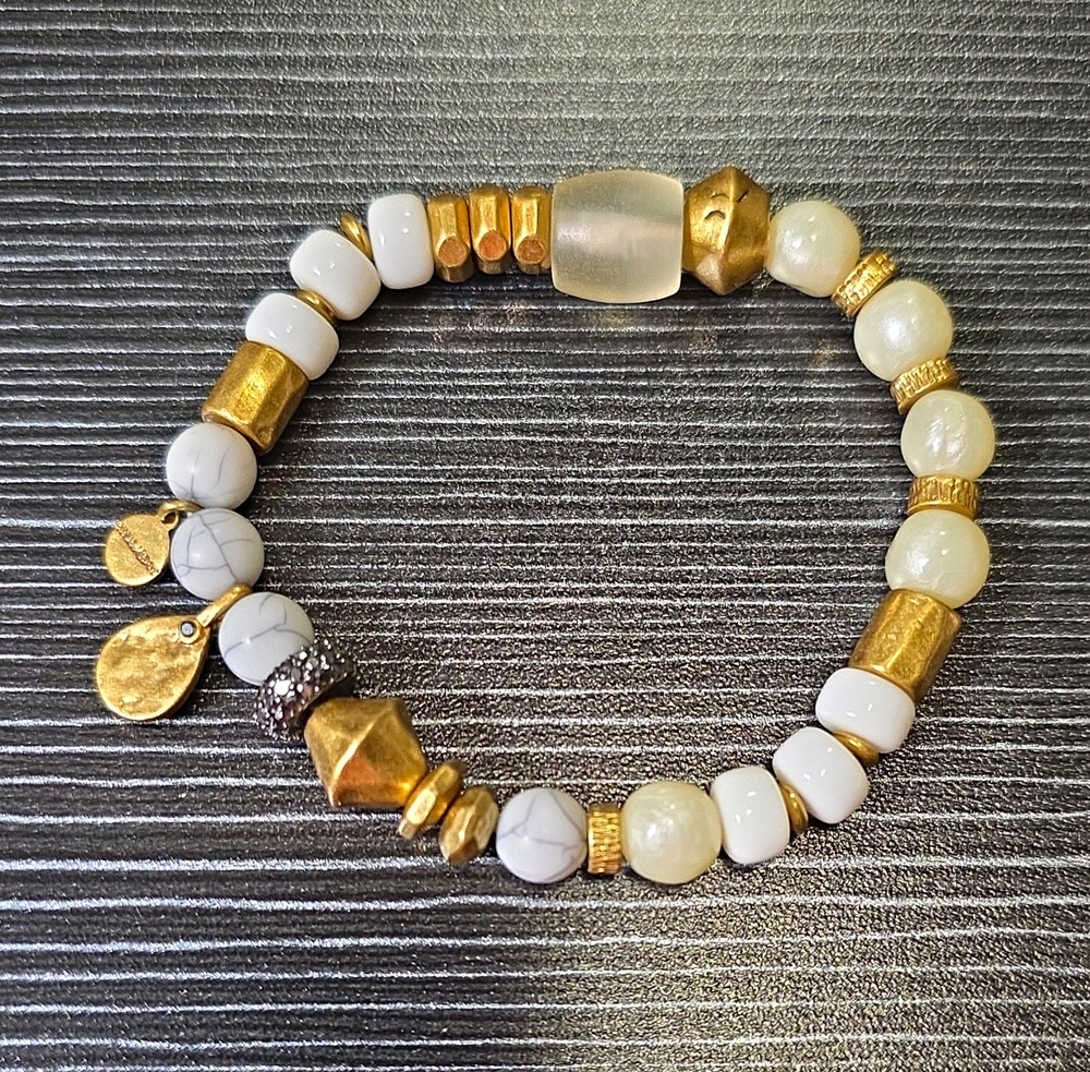 Stella & Dot White Beaded Stretch Bracelet Gold Tone Dangle Signed Adjustable